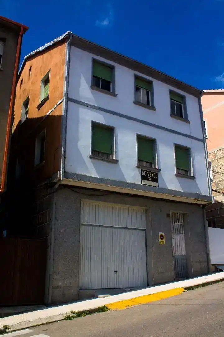 Vista exterior de Casa adosada en venda en Maceda amb Traster i Moblat