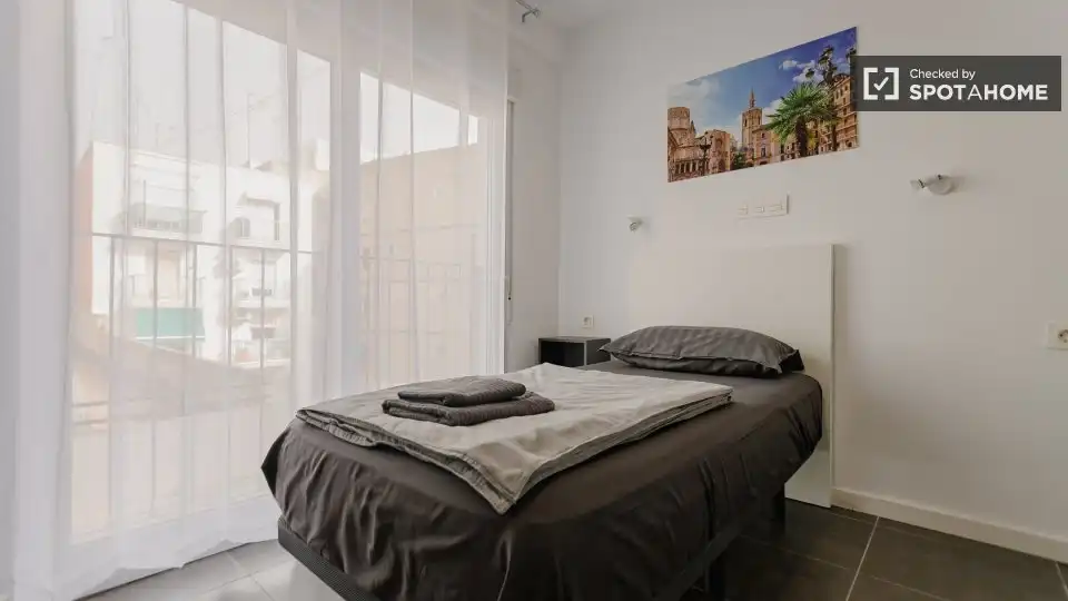 Habitación de Piso de alquiler en Valencia con Aire acondicionado, Calefacción y Amueblado