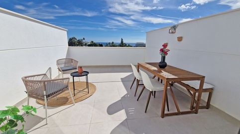 Apartamento totalmente nuevo con 3 dormitorios y vistas al mar a sólo 300 metros de la playa con garaje