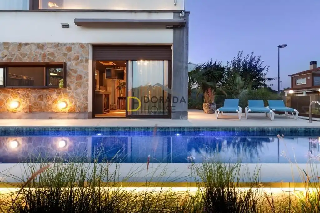 Swimming pool of Houses for sale in Cambrils  with Air Conditioner, Private garden and Terrace