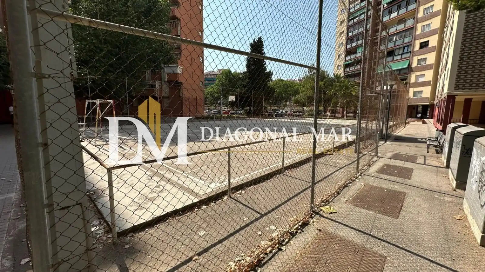 Vista exterior de Dúplex en venda en Barcelona amb Aire condicionat i Balcó