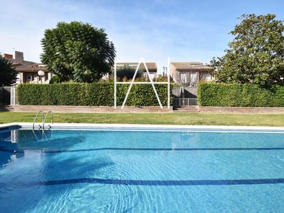 Piscina de Casa adosada en venda en Alella amb Aire condicionat, Terrassa i Piscina