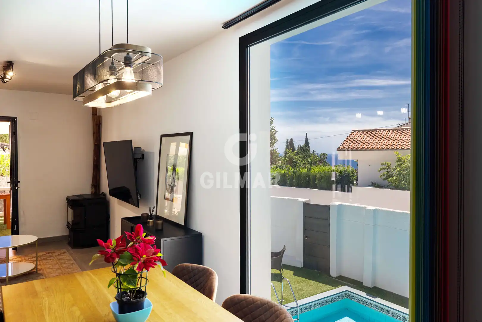 Vista exterior de Casa o xalet en venda en Benalmádena amb Jardí privat i Piscina
