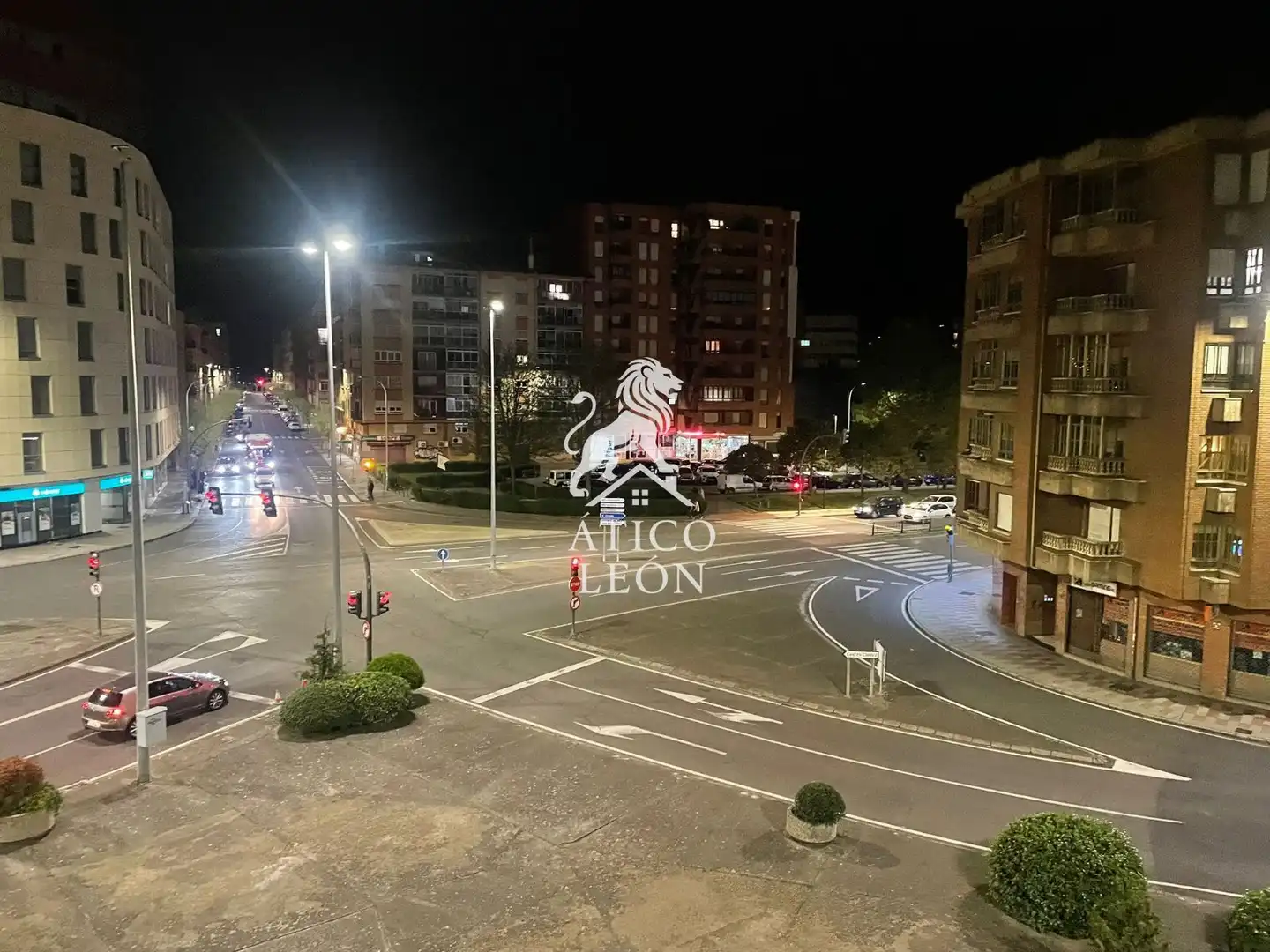Vista exterior de Piso en venta en León Capital  con Calefacción y Trastero