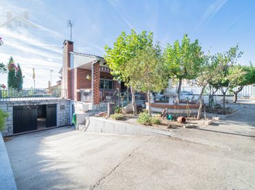 Detached house with pool for sale in Méntrida