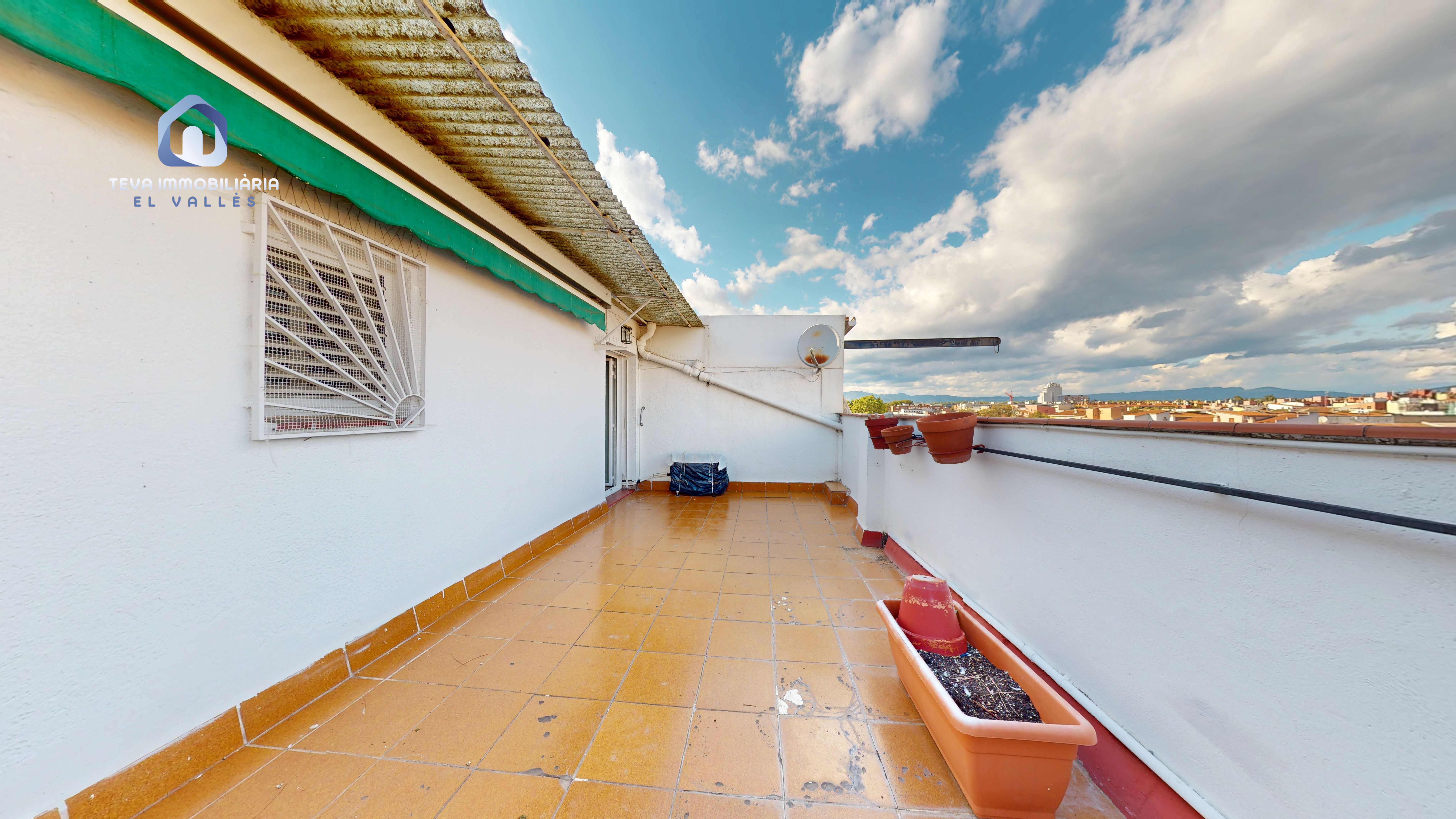 Exterior view of Attic for sale in Mollet del Vallès  with Air Conditioner, Terrace and Furnished