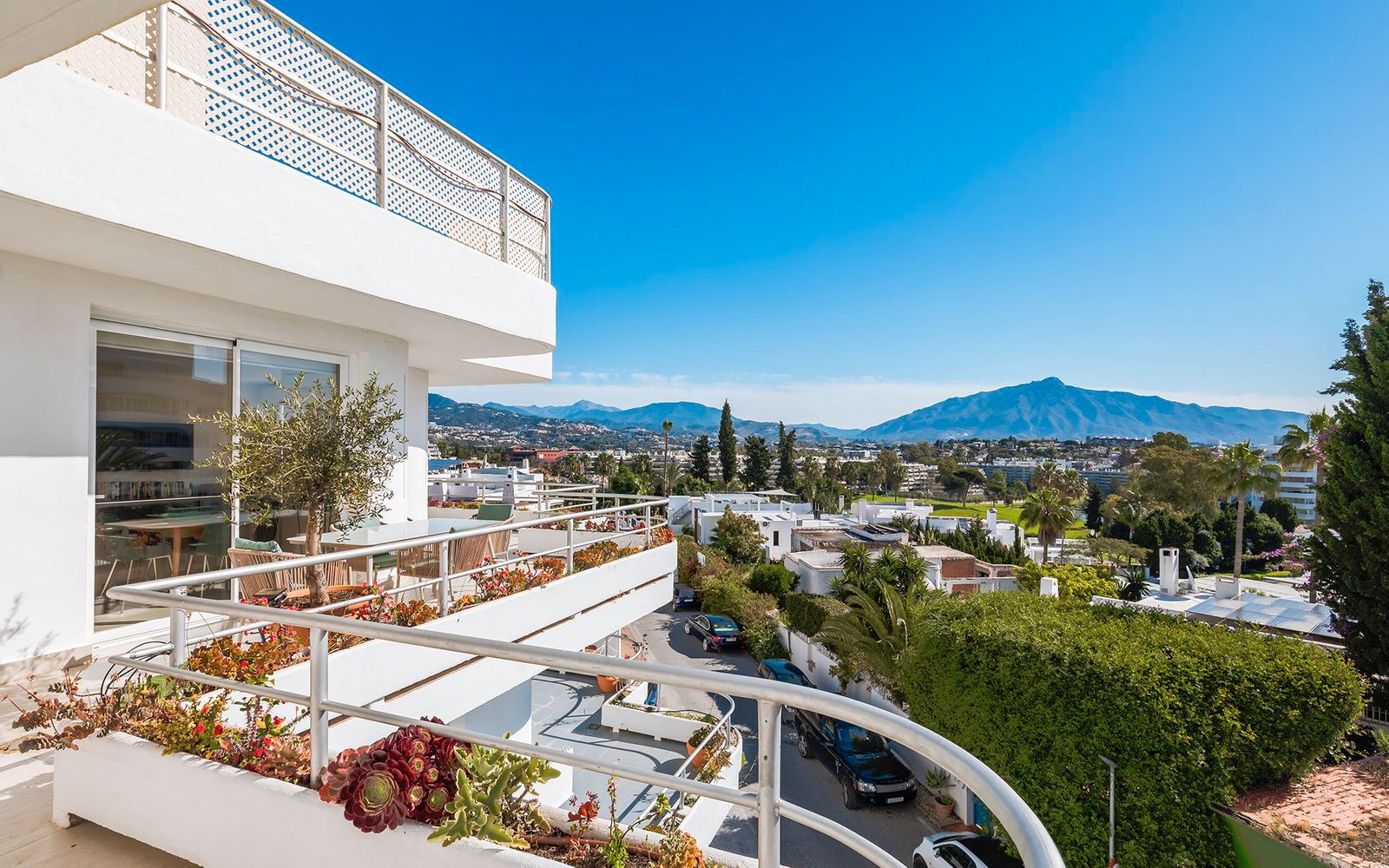 Vista exterior de Ático en venta en Marbella con Aire acondicionado, Terraza y Amueblado