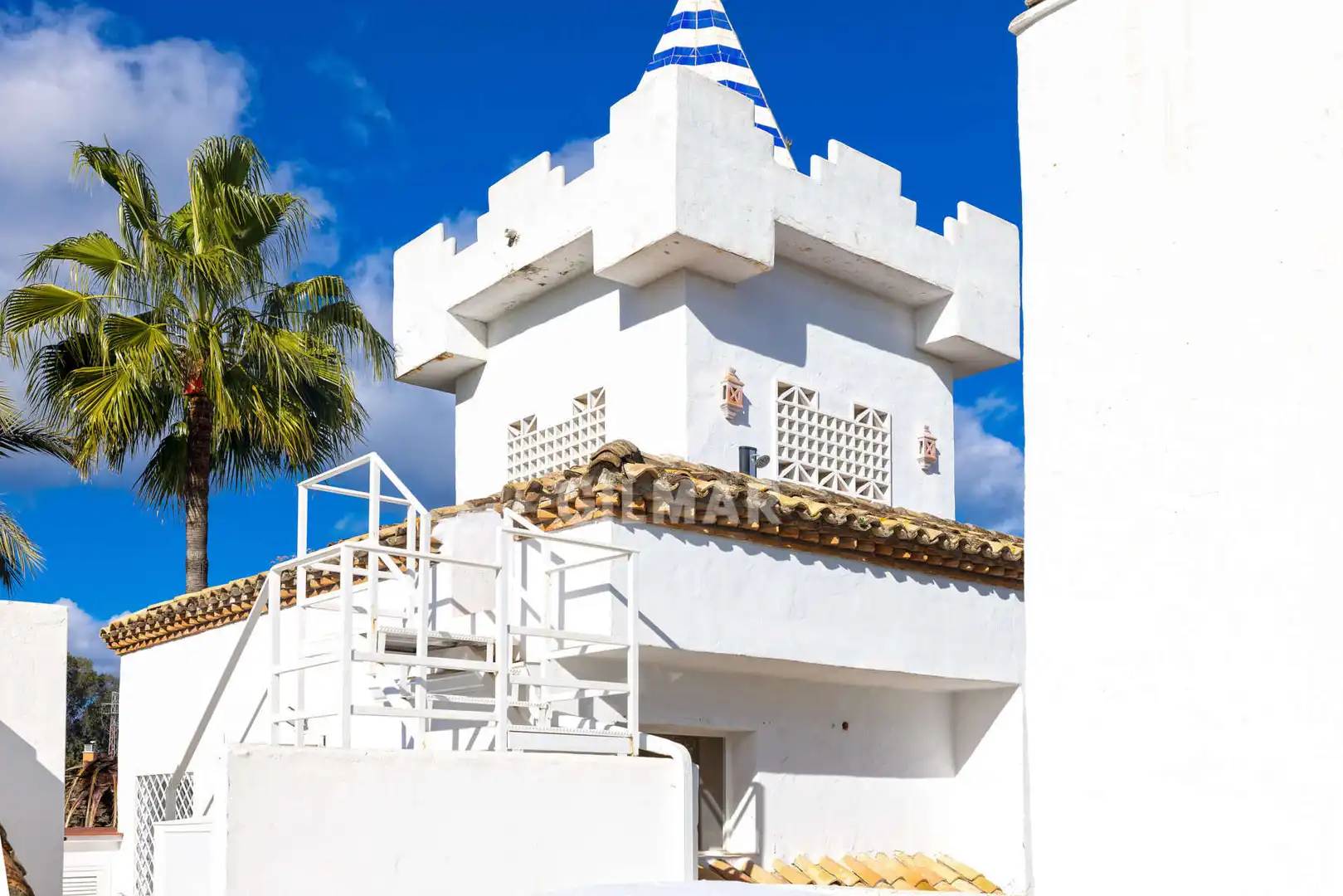 Außenansicht von Maisonette zum Verkauf in Estepona mit Heizung, Abstellraum und Balkon