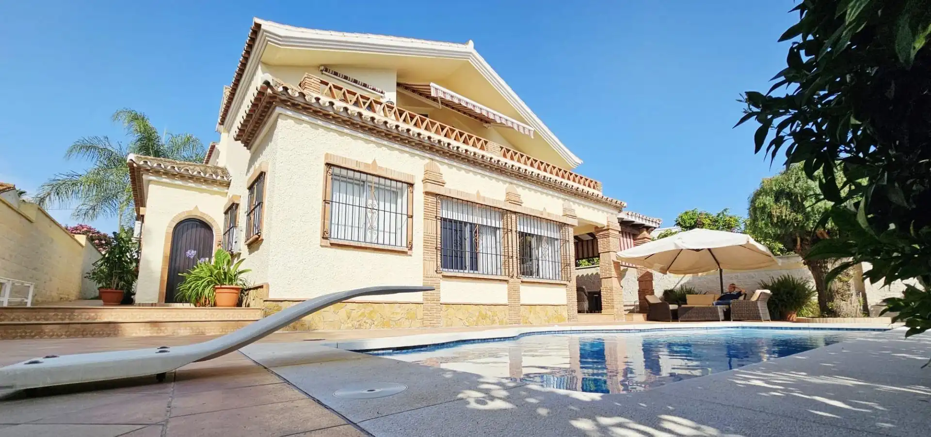 Vista exterior de Casa o chalet en venta en Marbella con Jardín privado, Terraza y Piscina comunitaria