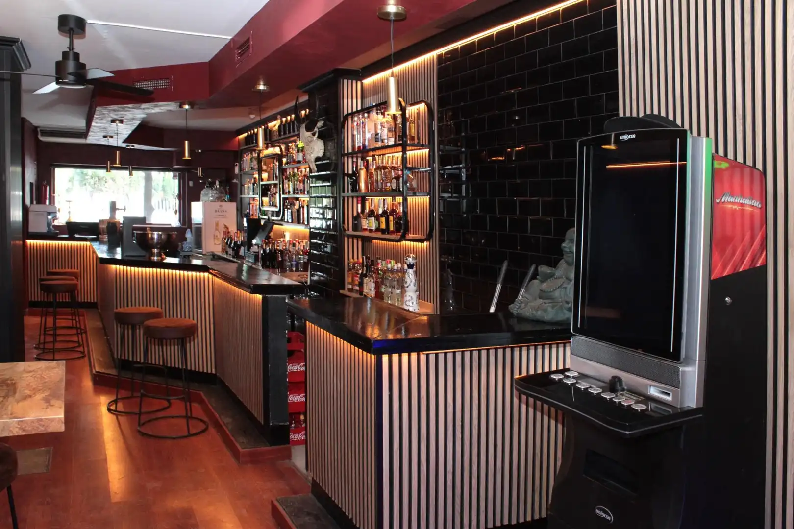 Commercial properties for rent in Calle Betis, Triana Casco Antiguo