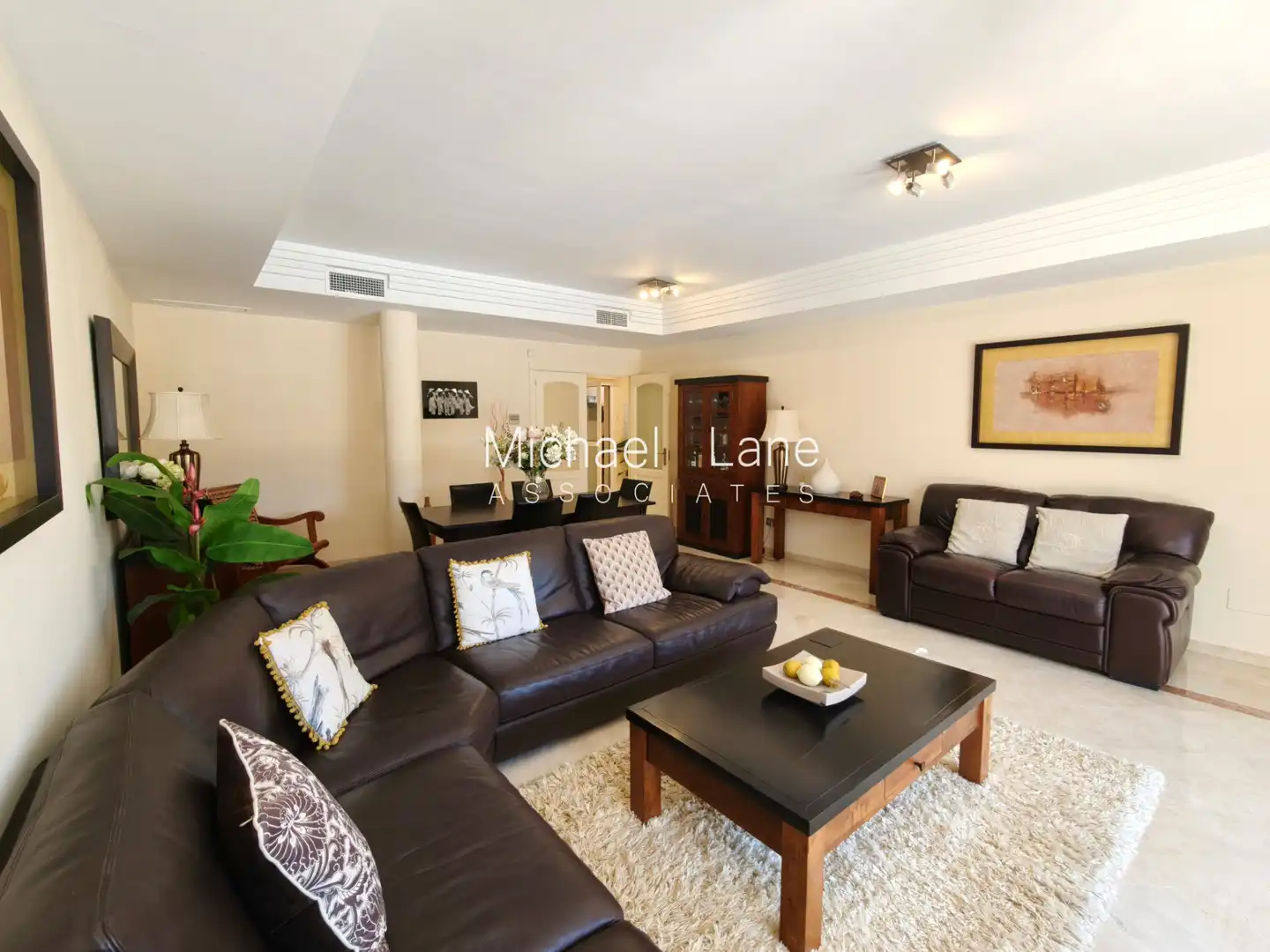 Wohnzimmer von Erdgeschoss zum Verkauf in Sotogrande mit Klimaanlage, Privatgarten und Terrasse