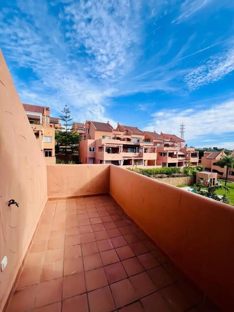Vista exterior de Àtic en venda en Marbella amb Aire condicionat, Terrassa i Piscina