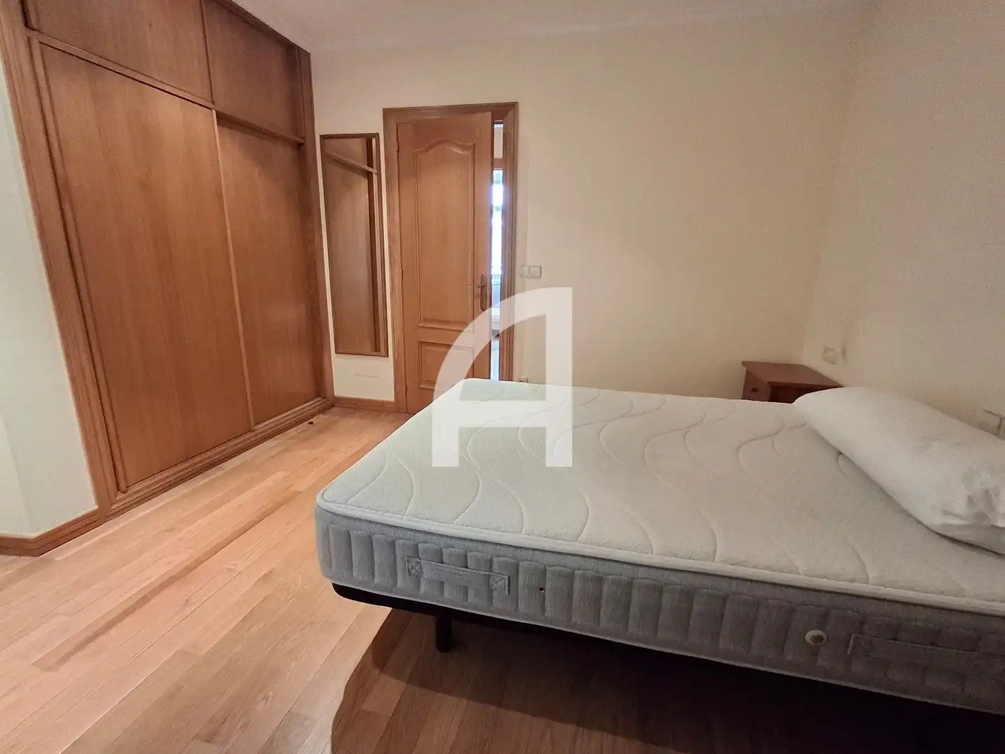Dormitori de Pis de lloguer en Vigo  amb Calefacció, Parquet i Moblat