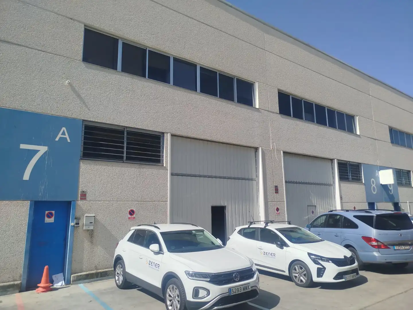 Außenansicht von Fabrikhallen zur Miete in Tres Cantos mit Heizung