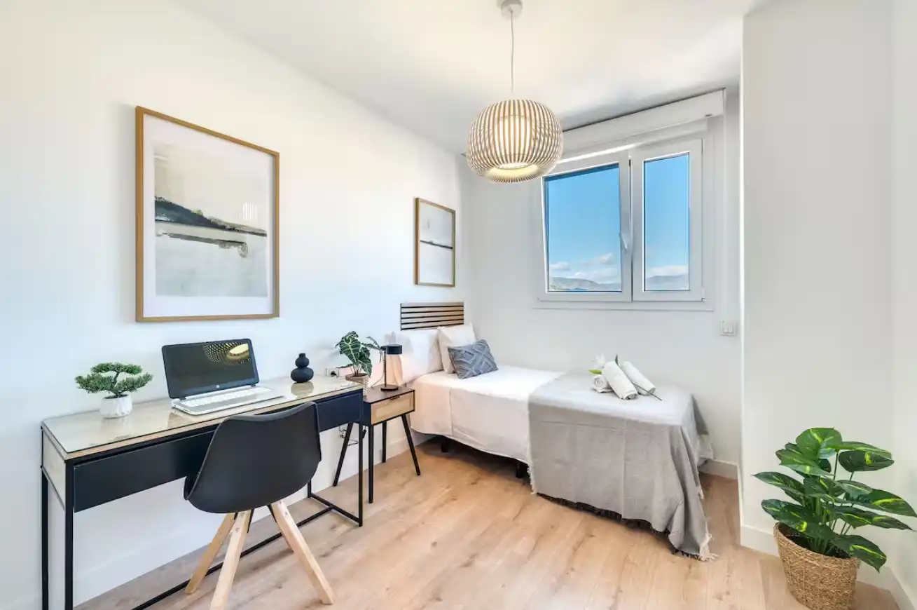 Habitación de Apartamento de alquiler en Málaga Capital con Aire acondicionado, Parquet y Trastero