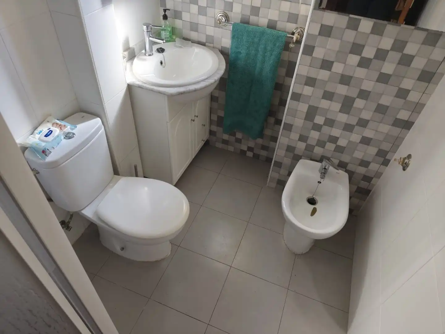 Bathroom of Flat for sale in Sevilla  with Air Conditioner, Heating and Terrace