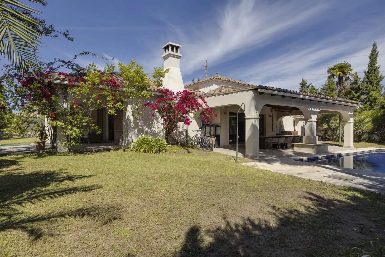 Vista exterior de Casa o xalet en venda en Estepona amb Aire condicionat, Jardí privat i Terrassa