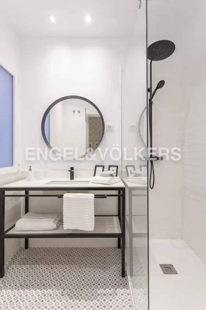 Bathroom of Flat for rent in Madrid  with Air Conditioner, Heating and Storage room