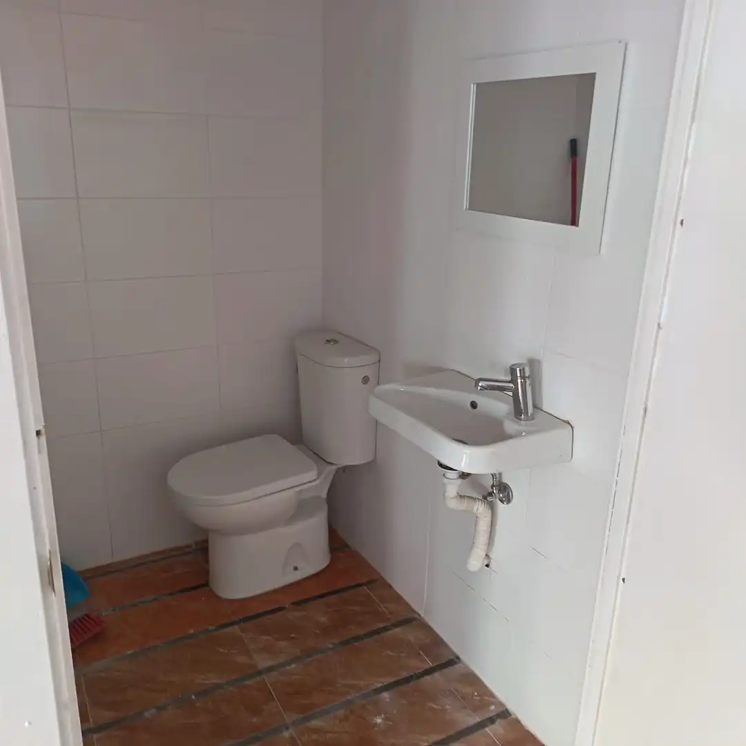 Bany de Local de lloguer en El Puerto de Santa María amb Aire condicionat