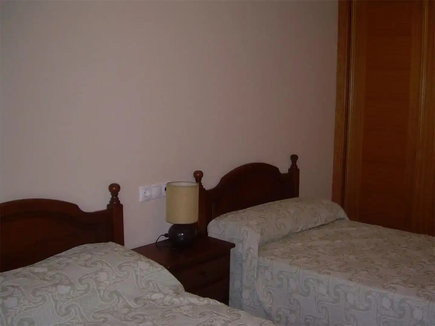 Schlafzimmer von Wohnung zur Miete in Sanxenxo mit Parkett, Abstellraum und Möbliert