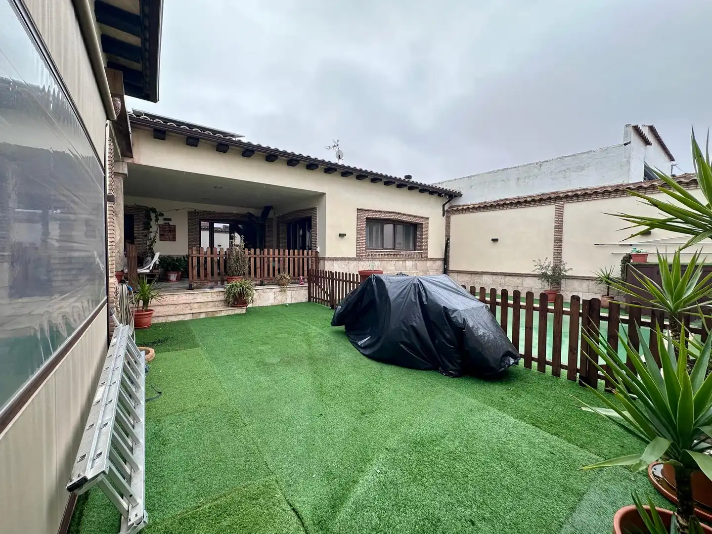 Vista exterior de Casa o chalet en venta en Arenas de San Juan  con Aire acondicionado, Calefacción y Jardín privado