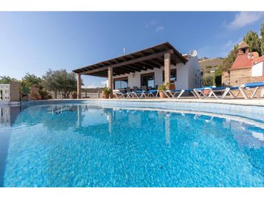 Detached house with pool for sale in Calle Loma del Gato 1