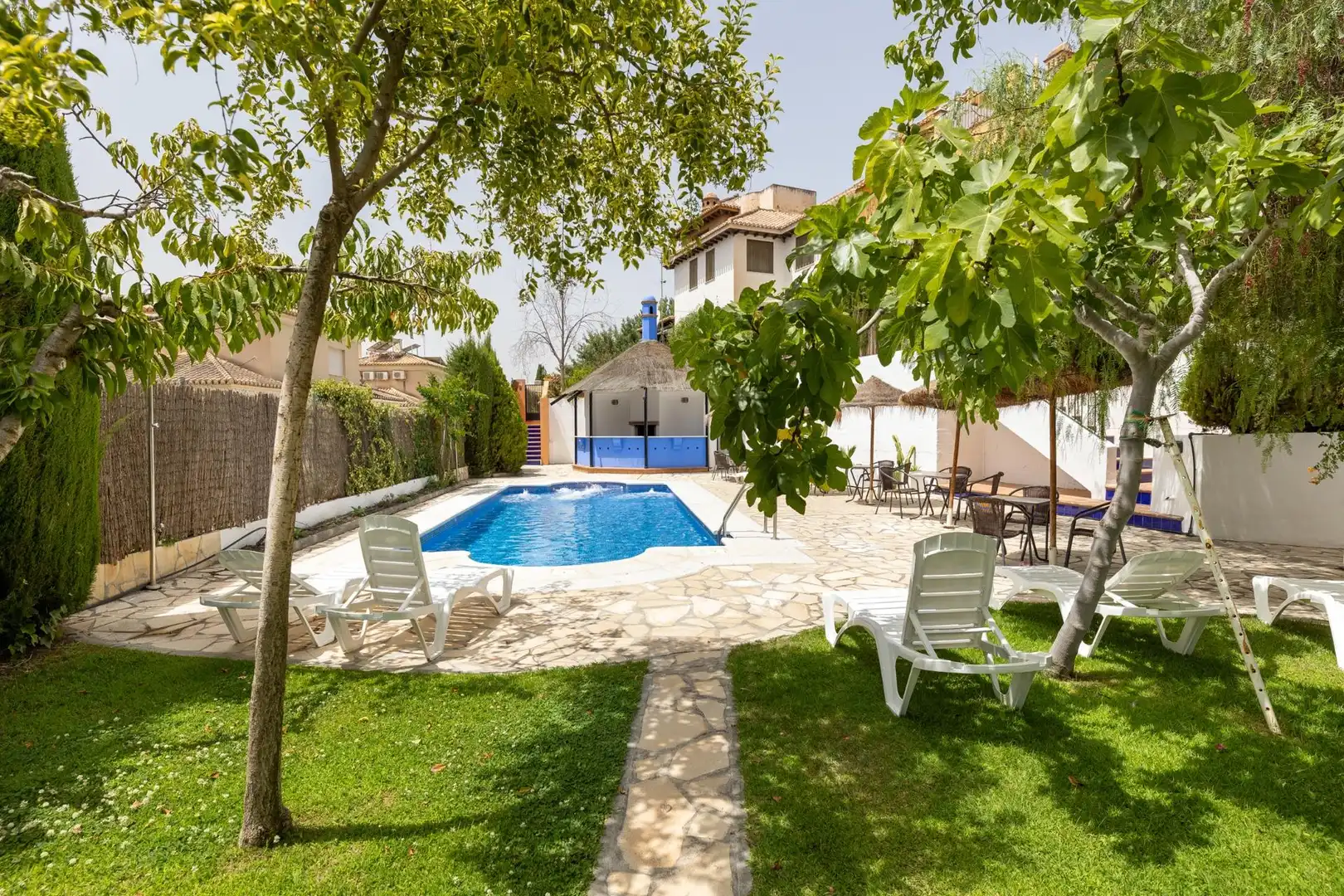 Schwimmbecken von Einfamilien-Reihenhaus zum Verkauf in Granada mit Klimaanlage, Heizung und Privatgarten