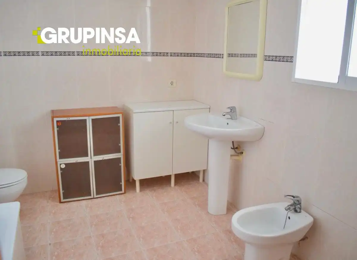 Baño de Piso en venta en Castellón de la Plana / Castelló de la Plana con Aire acondicionado, Terraza y Trastero