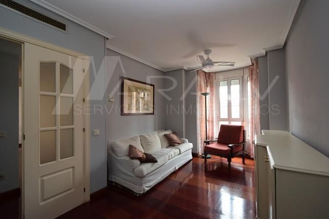 Sala d'estar de Pis de lloguer en  Madrid Capital amb Calefacció, Parquet i Moblat