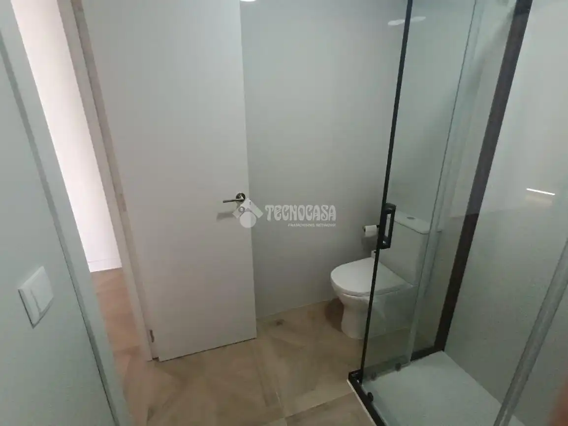 Bathroom of Flat for rent in Sevilla  with Air Conditioner and Balcony