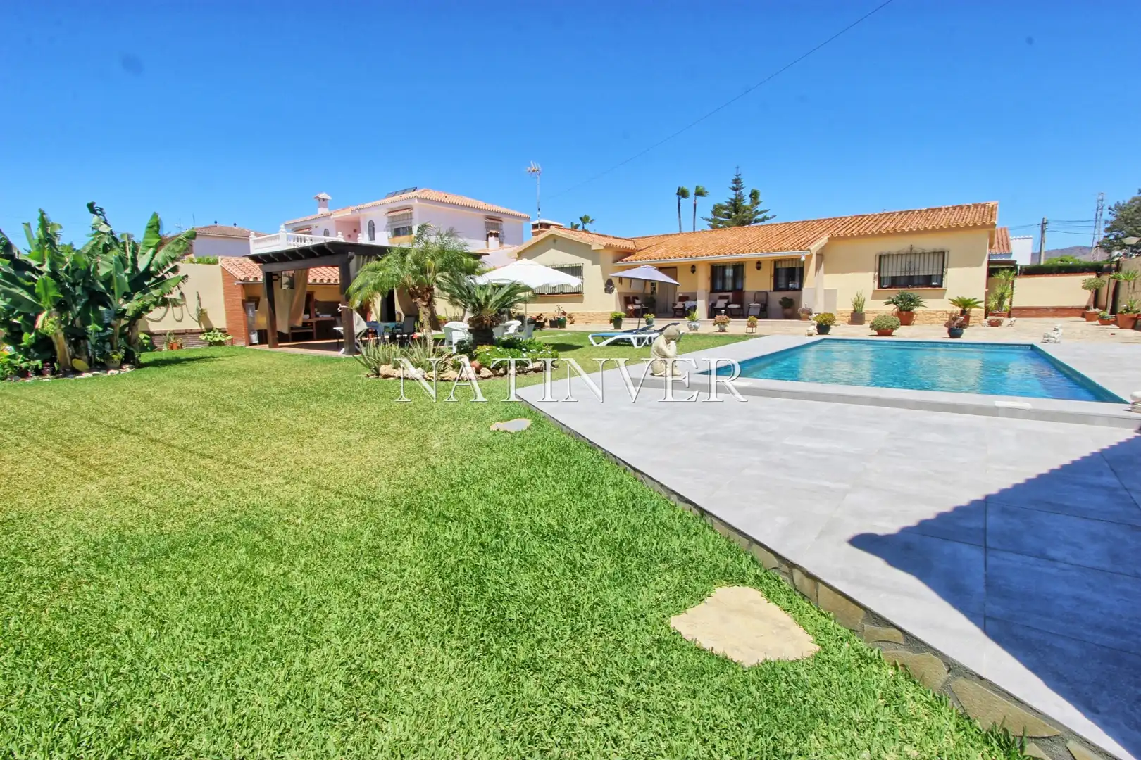 Vista exterior de Casa o xalet en venda en Vélez-Málaga amb Jardí privat, Terrassa i Traster