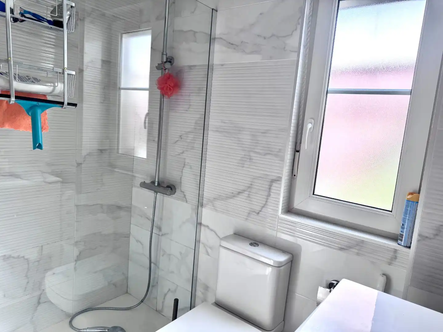 Badezimmer von Erdgeschoss zum Verkauf in El Astillero   mit Heizung, Privatgarten und Terrasse