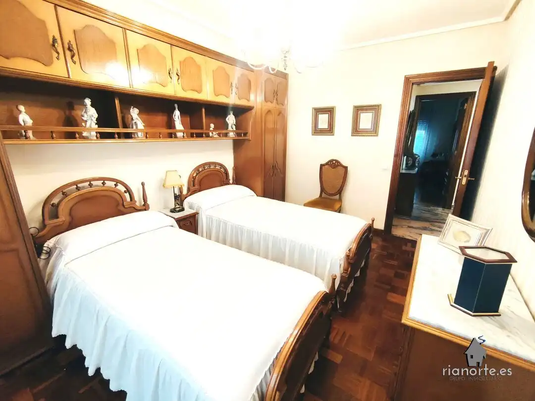 Dormitori de Pis en venda en San Martín del Rey Aurelio amb Calefacció i Moblat