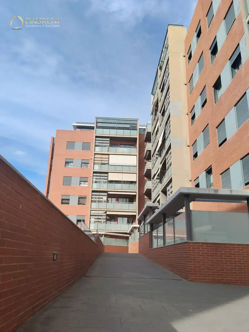 Vista exterior de Piso en venta en Paterna con Aire acondicionado, Terraza y Piscina