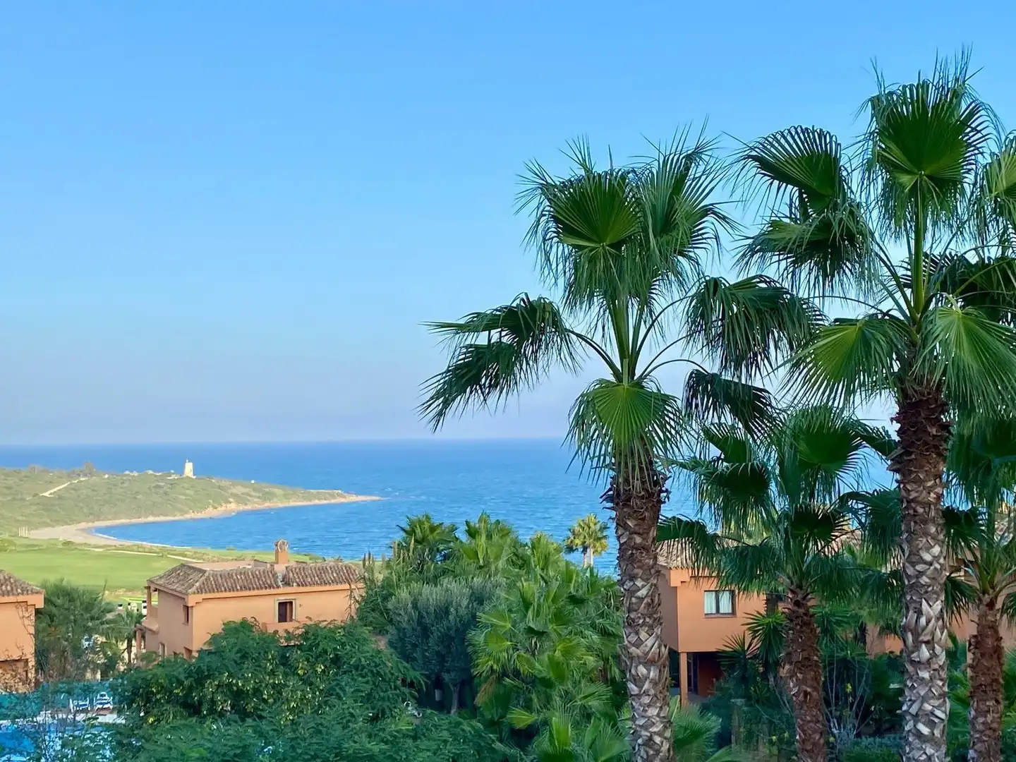Vista exterior de Casa o xalet en venda en La Alcaidesa amb Terrassa, Traster i Piscina