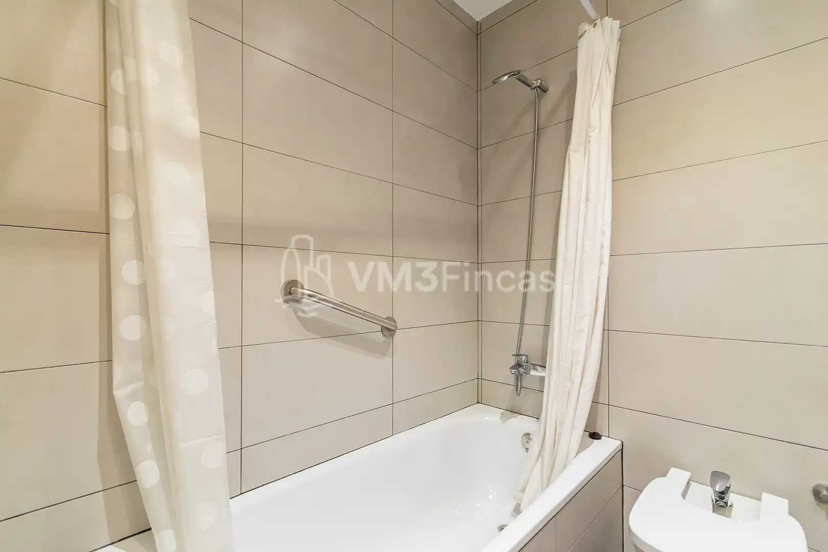 Badezimmer von Wohnung zur Miete in Barcelona mit Klimaanlage, Heizung und Parkett