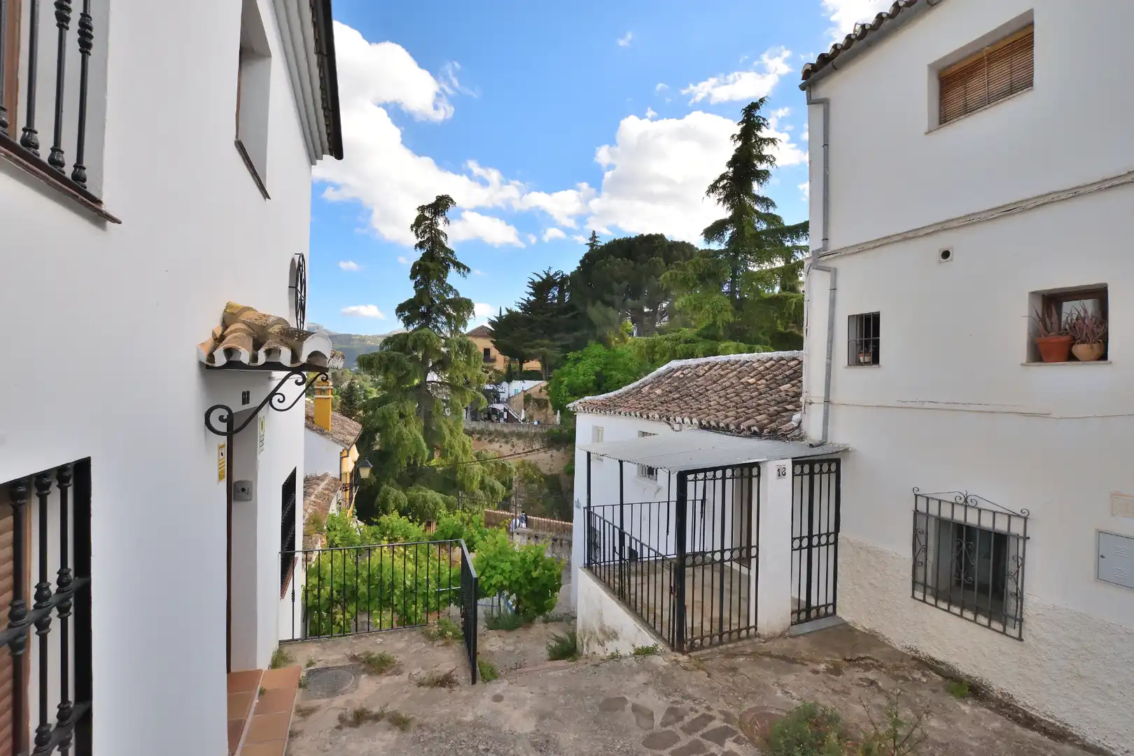 Vista exterior de Casa adosada en venta en Ronda con Terraza y Balcón