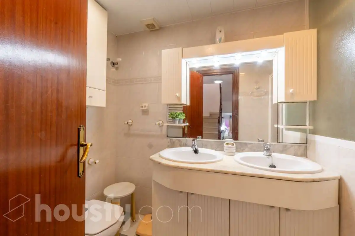 Bathroom of Houses for sale in Vilanova i la Geltrú  with Air Conditioner, Heating and Private garden