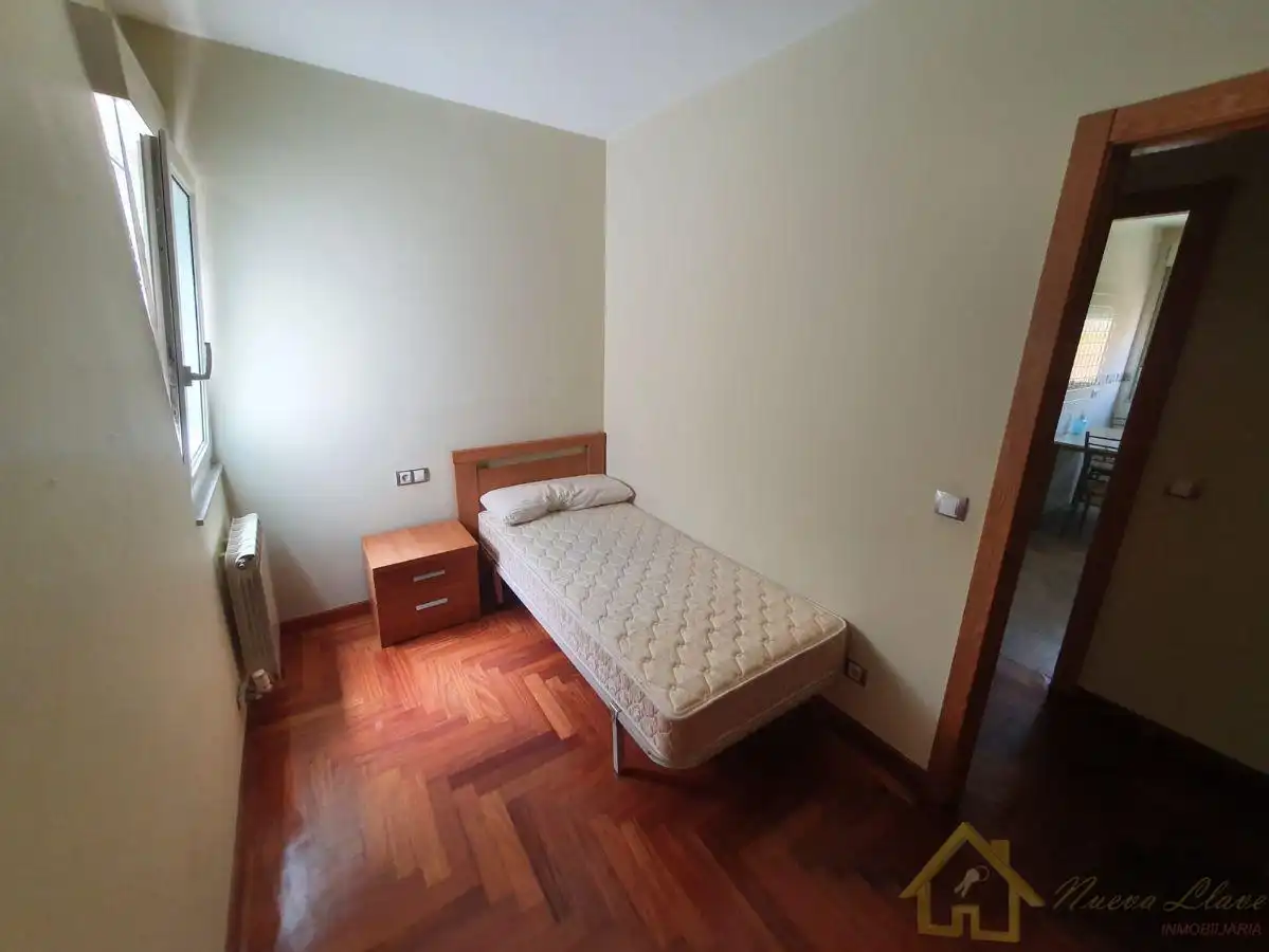 Habitación de Apartamento de alquiler en Lugo con Calefacción, Trastero y Amueblado
