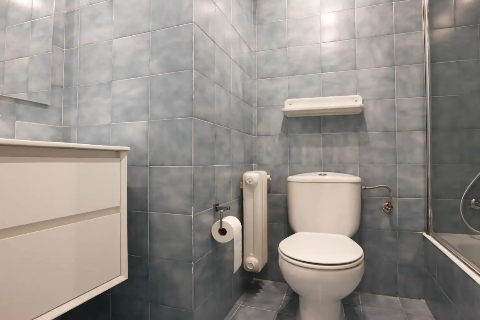 Badezimmer von Wohnung zur Miete in Oviedo  mit Heizung und Parkett