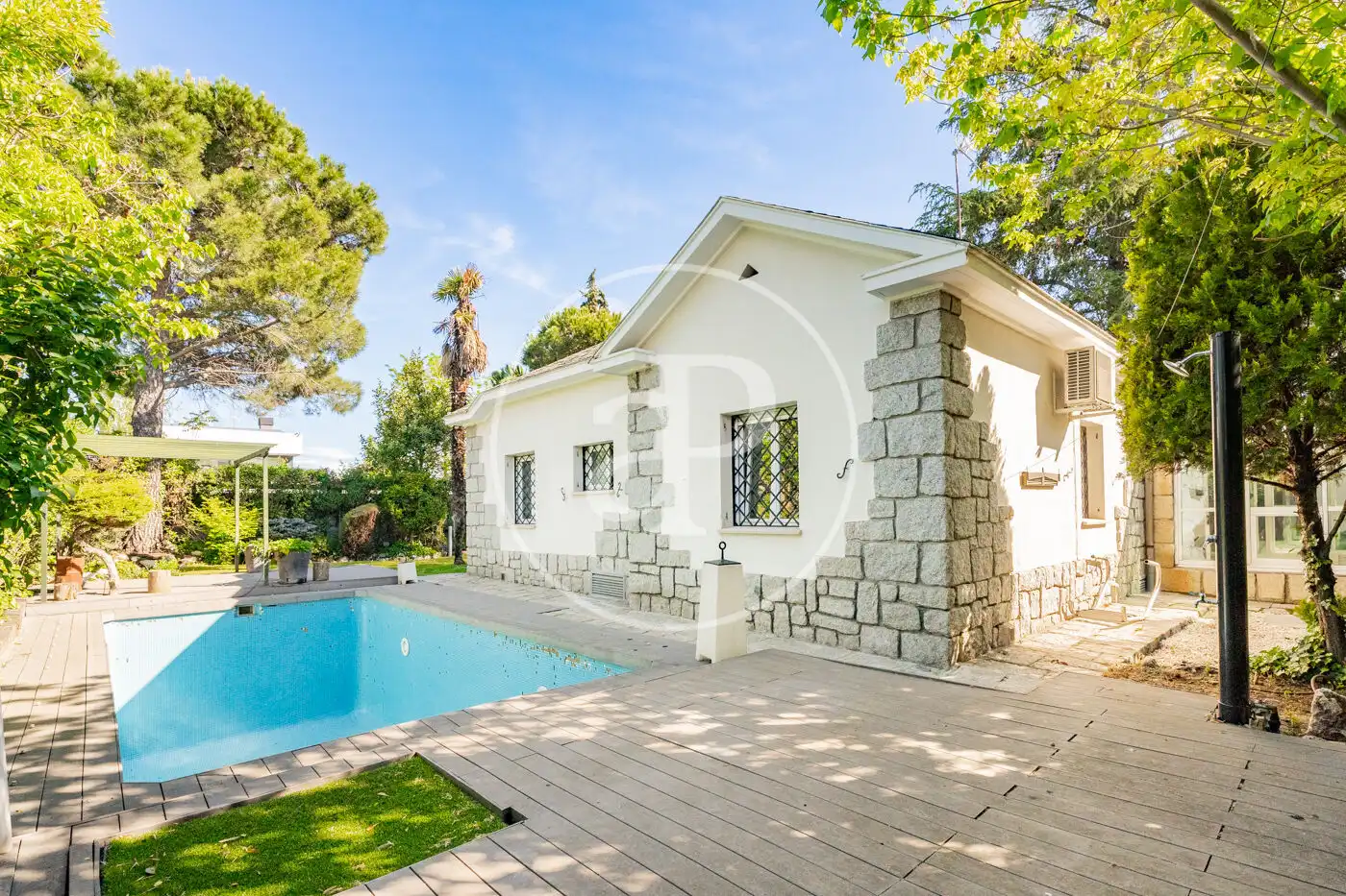 Vista exterior de Casa o xalet de lloguer en  Madrid Capital amb Aire condicionat, Calefacció i Jardí privat