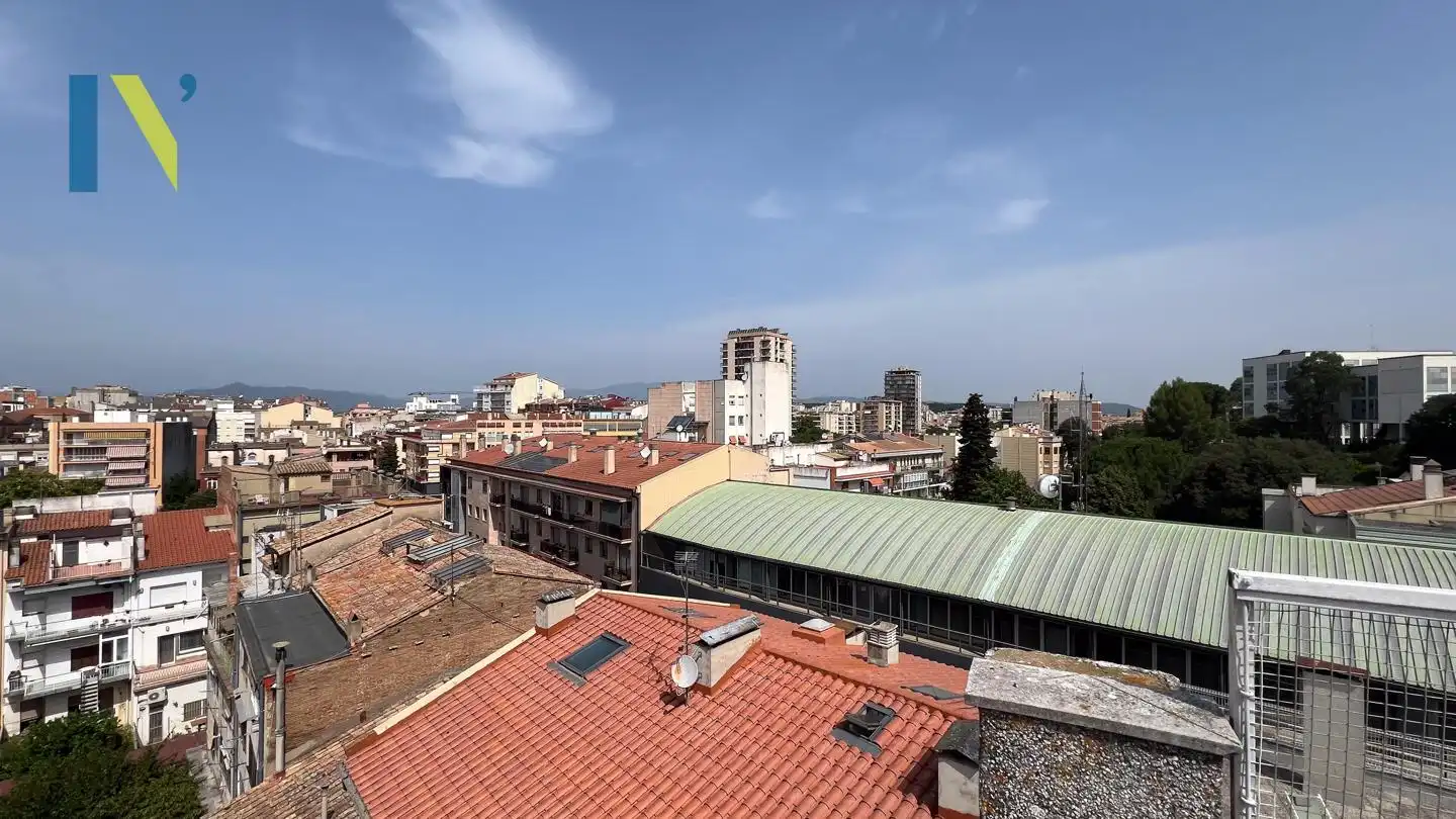 Vista exterior de Àtic de lloguer en Girona amb Aire condicionat i Terrassa