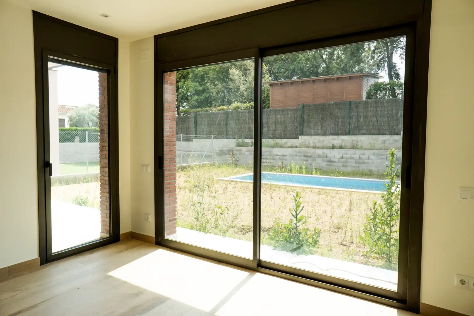 Schwimmbecken von Einfamilien-Reihenhaus zum Verkauf in Sant Esteve de Palautordera mit Heizung, Privatgarten und Terrasse