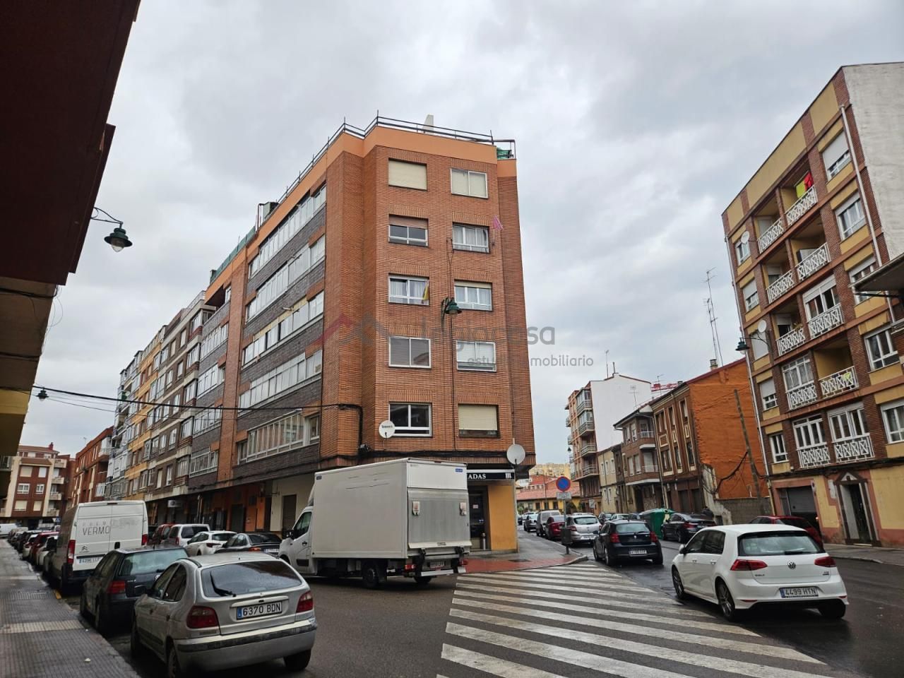 Vista exterior de Pis en venda en León Capital  amb Calefacció