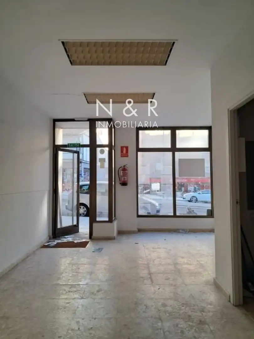 Locale commerciale in vendita a Rosalia Castro 31