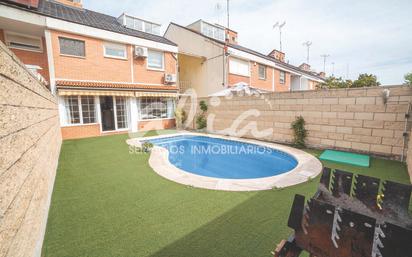 Jardí de Casa adosada en venda en Valdemoro amb Aire condicionat, Terrassa i Piscina