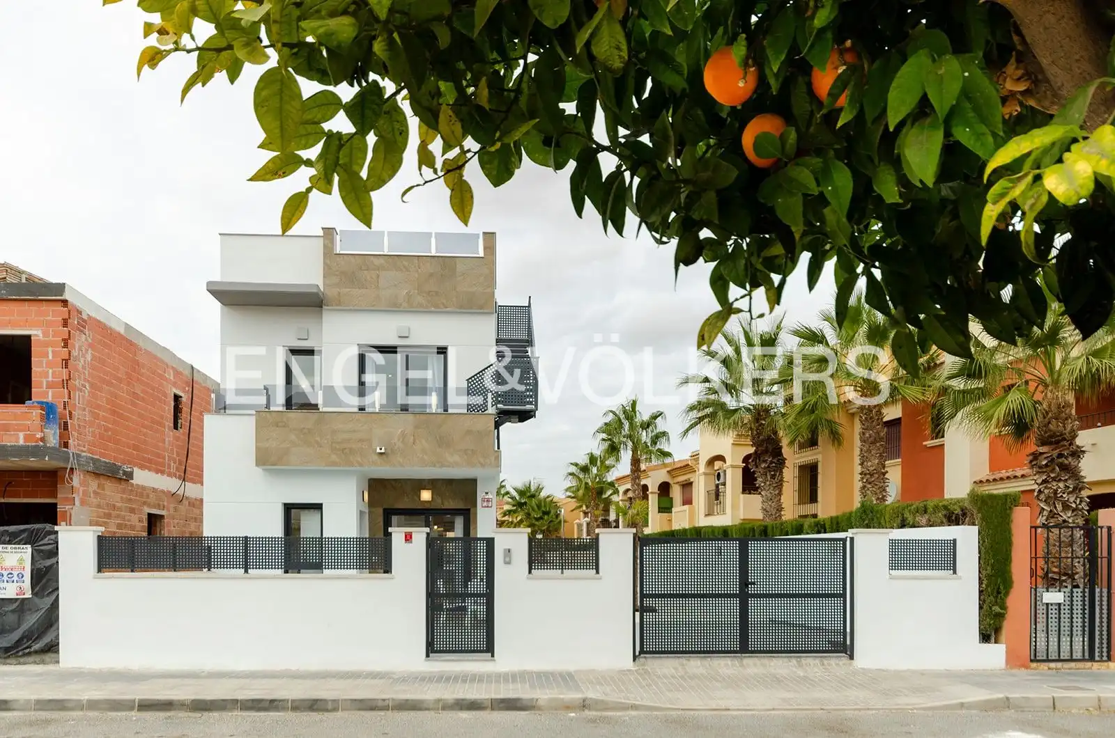 Vista exterior de Casa o xalet en venda en Torrevieja amb Aire condicionat, Calefacció i Jardí privat