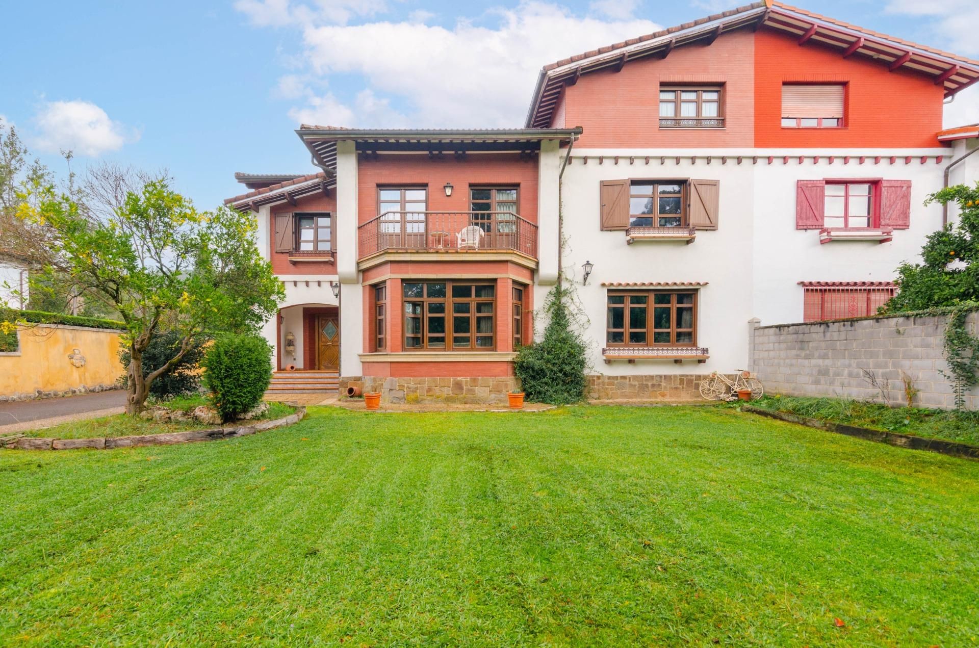 Vista exterior de Casa adosada en venda en Langreo amb Calefacció i Balcó