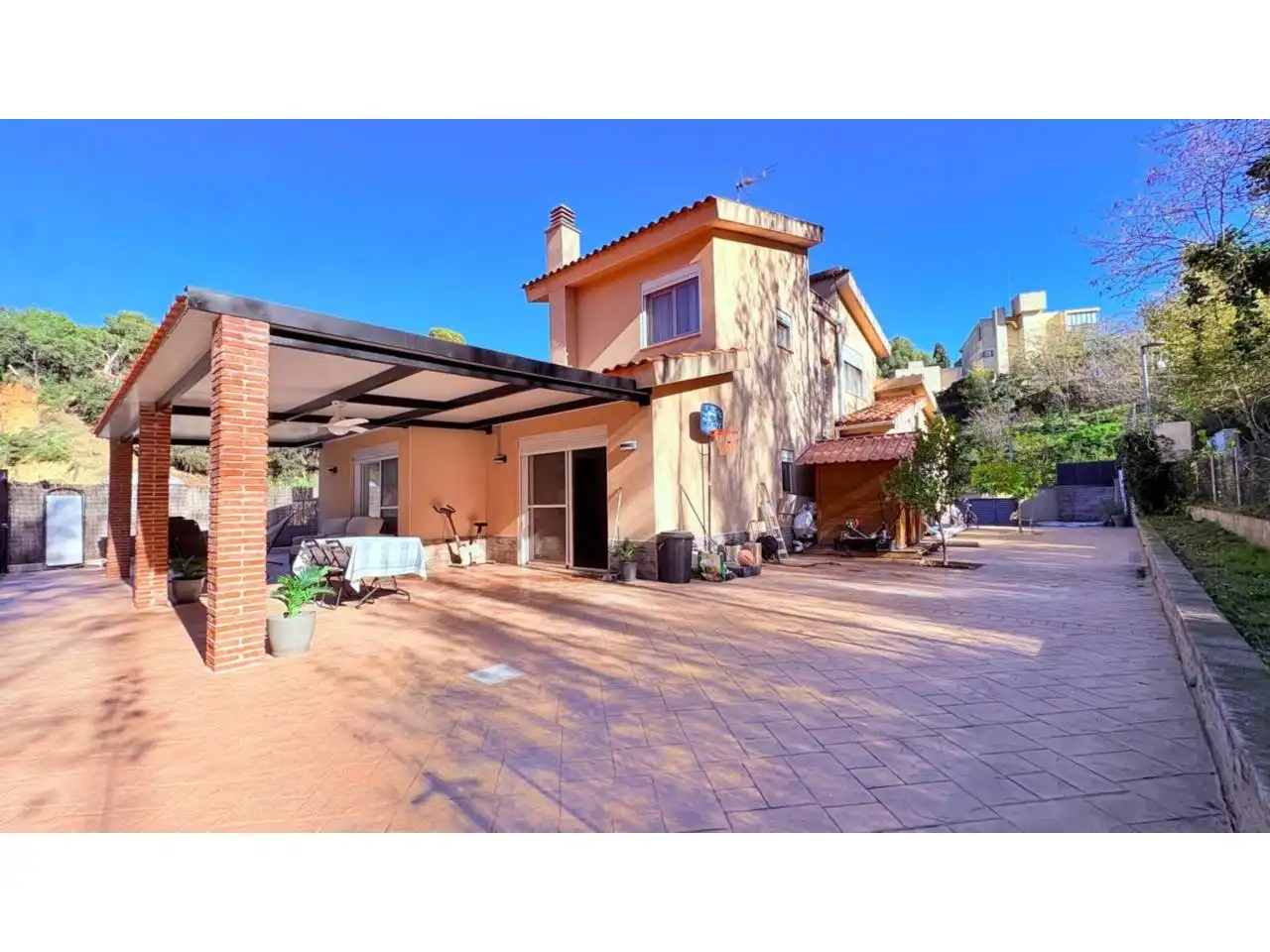 Vista exterior de Casa o xalet en venda en Castellar del Vallès amb Terrassa