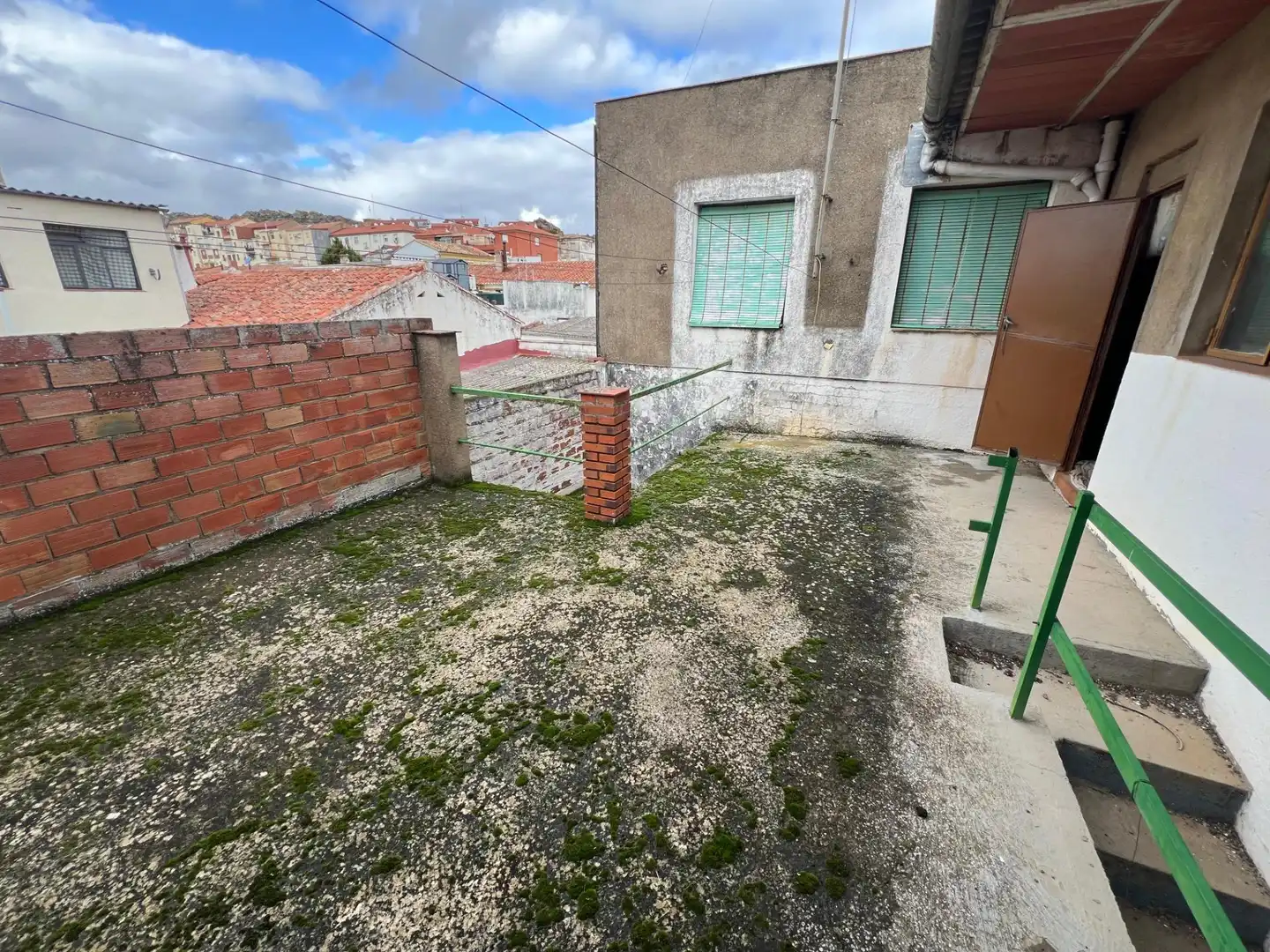 Vista exterior de Casa o xalet en venda en Almadén amb Terrassa i Moblat